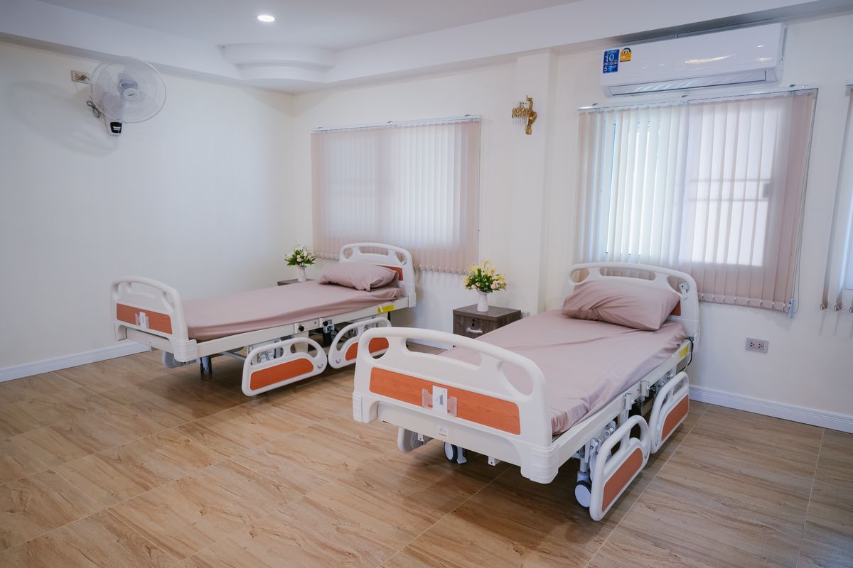 ห้องพักสองเตียงที่สะอาด โปร่ง และมีพื้นที่เคลื่อนไหว